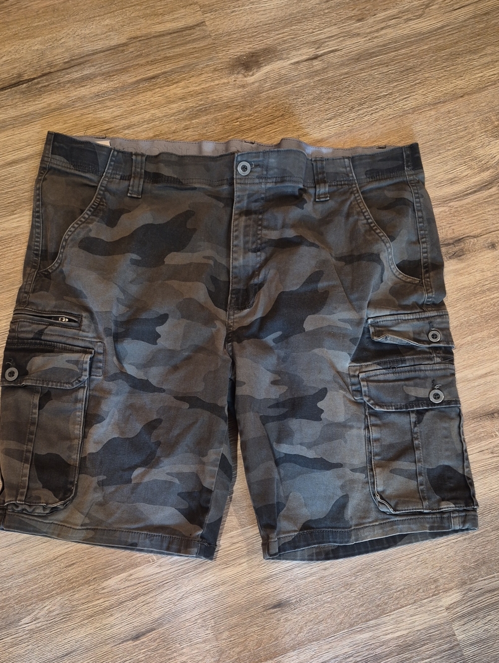 Men's Gray Camo Cargo Shorts - Versatile Everyday Utility